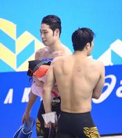 ２００メートル個人メドレー決勝を終え、帰り際に言葉を交わす萩野公介（左）と瀬戸大也＝千葉県国際総合水泳場（撮影・高石航平）