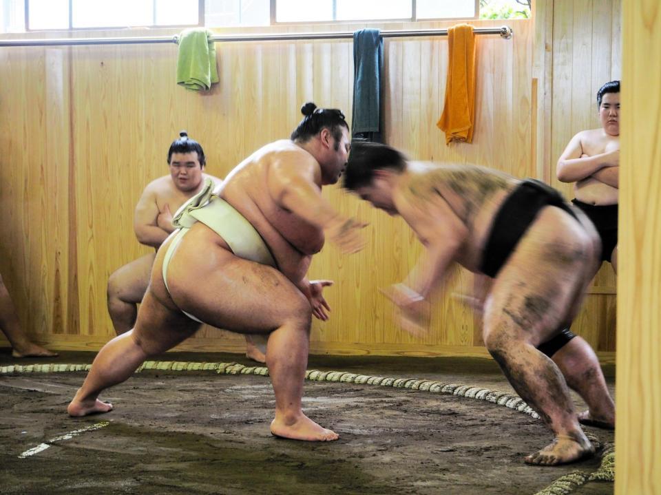 　若い衆のぶつかり稽古に胸を出す貴景勝（左）＝代表撮影