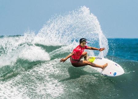 女子で８強入りし、東京五輪出場権を獲得した前田マヒナ＝エルサルバドル（ＩＳＡ提供・共同）