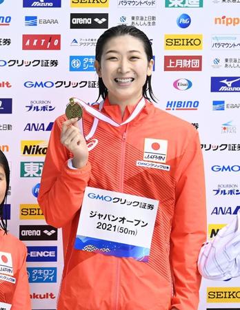 　１００メートルバタフライ決勝を制し、笑顔でメダルを掲げる池江璃花子（撮影・高石航平）