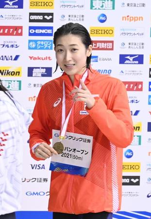 　記念撮影のカメラ位置がわからず、指さしで確認する池江璃花子（撮影・高石航平）