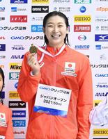 　１００メートルバタフライ決勝を制し、笑顔でメダルを掲げる池江璃花子（撮影・高石航平）