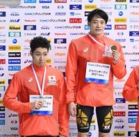 　２００メートル背泳ぎ決勝で上位入賞し、メダルを掲げる２位の萩野公介（左）と１位の入江陵介（撮影・高石航平）