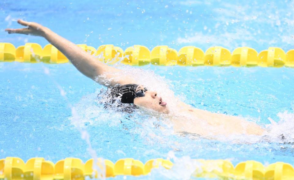 　２００メートル背泳ぎ決勝で力泳する萩野公介（撮影・高石航平）