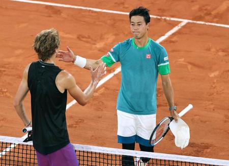 　４回戦でズベレフ（左）に敗れた錦織圭（ゲッティ＝共同）