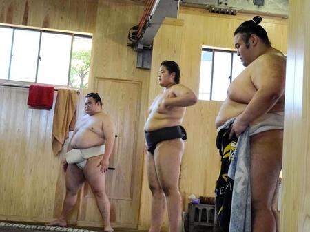 若い衆の稽古をみる貴景勝（右）と隆の勝（左）＝代表撮影