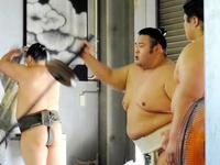 重りを使い押しの動作を繰り返す貴景勝（代表撮影）