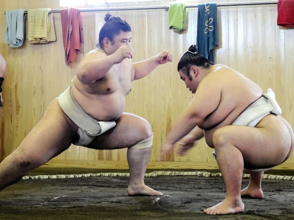 立ち合いの確認を行う貴景勝（右）＝代表撮影