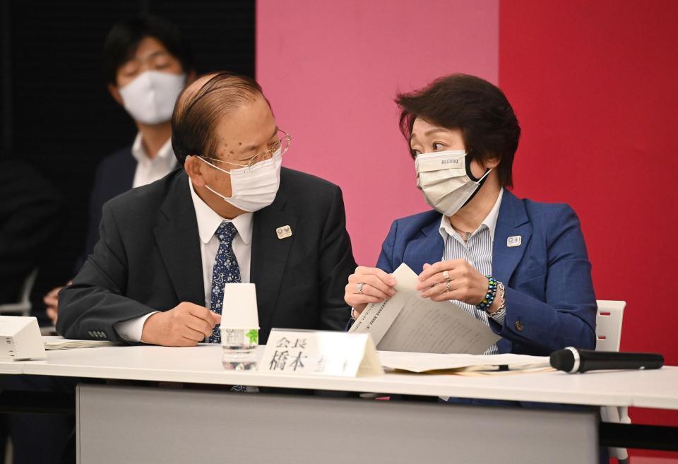 東京２０２０組織委員会理事会の開始前に言葉を交わす橋本聖子会長（右）と武藤敏郎事務総長（代表撮影）