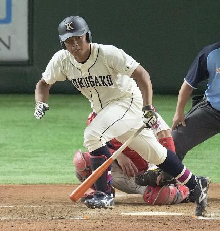 　国学院大-富士大　７回、適時打を放ち、一塁へ駆けだす国学院大・山本ダ＝東京ドーム