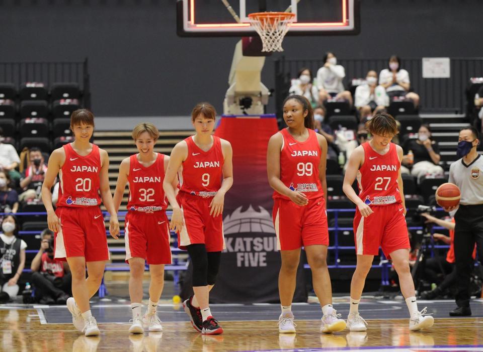 　バスケットボール女子国際強化試合で、ポルトガルに勝利し喜ぶ日本代表の宮崎（左から２人目）ら＝１０日、神奈川県の横浜武道館（代表撮影）