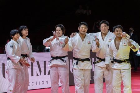 　４連覇を達成した日本の選手たち＝１３日、ブダペスト（ＡＰ＝共同）