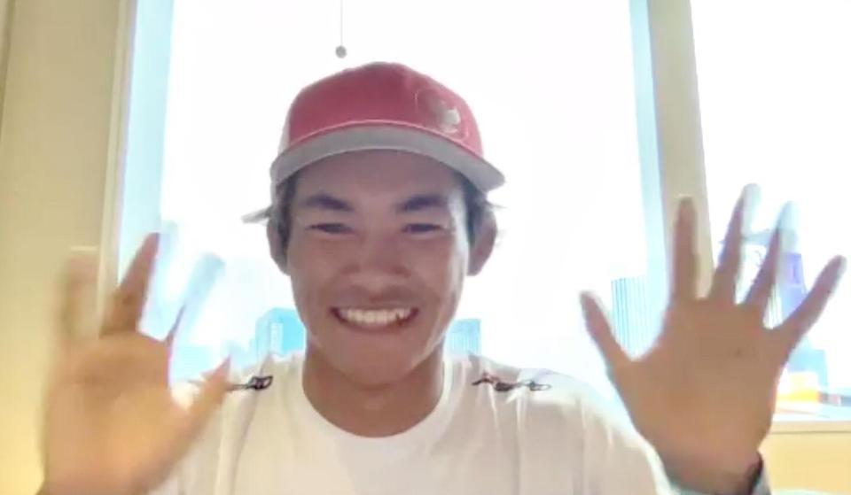 オンライン会見で手を振るリオ・ワイダ（和井田理央）