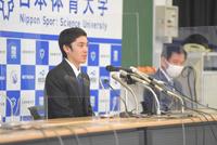 現役引退会見に臨む白井健三。後方は日体大体操競技部・具志堅幸司部長＝神奈川・日体大　横浜・健志台キャンパス（撮影・開出牧）