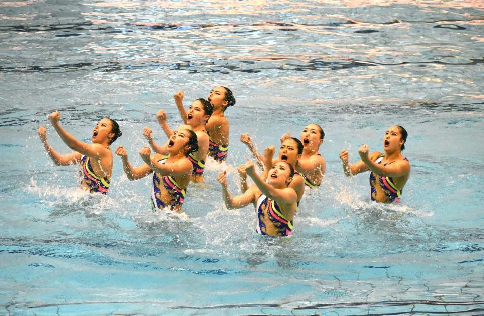 　チーム・テクニカルルーティンで空手を演じる選手たち