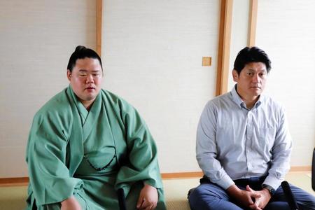 　新小結に昇進しオンライン会見する明生（左）。右は師匠の立浪親方（日本相撲協会提供）