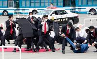 　東京五輪・パラリンピックに向け警視庁が実施した警備訓練で要人を守るＳＰら＝22日午後、東京・夢の島
