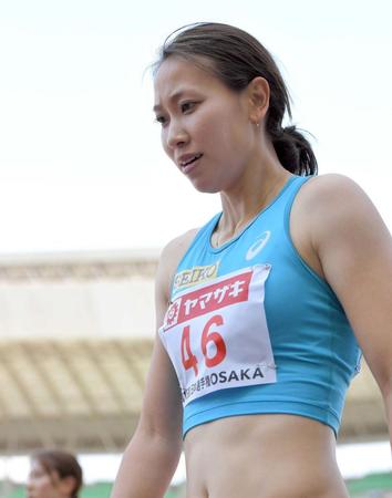 　女子１００メートル予選で敗退となり、うつむく福島千里