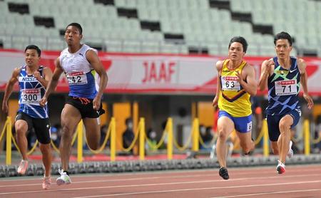 　準決勝で、競い合うサニブラウン・ハキーム（左から２人目）と山県亮太（右端）＝撮影・高部洋祐