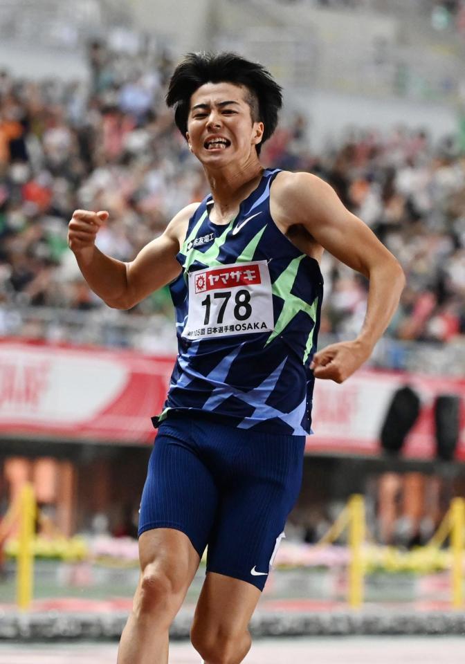 　男子１００メートル決勝で優勝し、ガッツポーズする多田修平＝ヤンマースタジアム長居