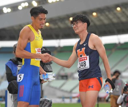 　男子４００メートル障害を制し、共に東京五輪代表を内定させた２位の安部孝駿（左）と握手を交わす黒川和樹