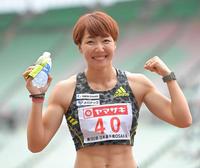 　女子１００メートル障害を制し、記念写真に納まる寺田明日香（撮影・高部洋祐）