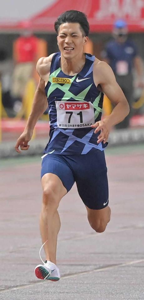 　男子１００メートル決勝、山県の右足の靴ひもがほどけた状態に＝２５日