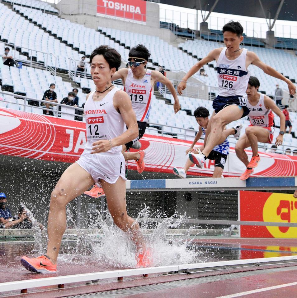 　３位になった青木涼真（左端）と２位の山口浩勢（左から２人目）