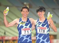 レース後、多田修平（右）と肩を組み笑顔を見せる山県亮太＝２５日