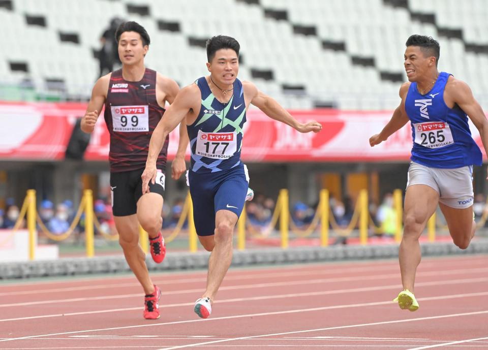 　トップでゴールする小池祐貴（中央）。左は飯塚翔太、右はデーデーブルーノ（撮影・高部洋祐）