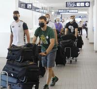 事前合宿のため富山空港に到着した、東京五輪のボートに出場する南アフリカの代表選手やコーチら＝２日午前