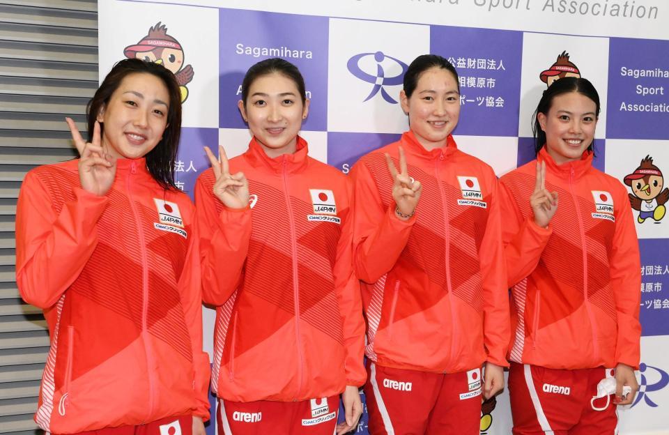　女子２００メートルリレー日本新記録を達成してポーズを決める（左から）五十嵐千尋、池江璃花子、酒井夏海、大本里佳（撮影・堀内翔）