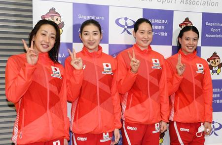 　女子２００メートルリレー日本新記録を達成してポーズを決める（左から）五十嵐千尋、池江璃花子、酒井夏海、大本里佳（撮影・堀内翔）