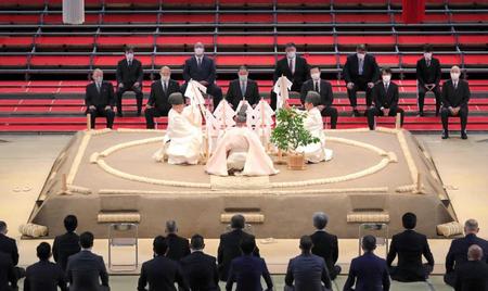 　大相撲名古屋場所の成功を祈願して行われた土俵祭り。後方中央は名古屋場所担当部長の出羽海親方