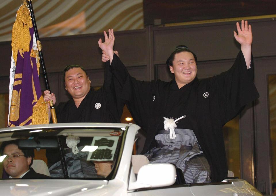 　０６年、夏場所優勝の白鵬（右）は光法さんを従えてパレードを行った＝０６年５月２１日、両国国技館