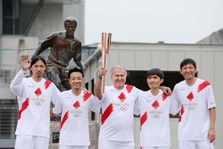 　聖火ランナーを務めたサッカー元日本代表監督のジーコさん（中央）と、Ｊ１鹿島ＯＢで元日本代表の（左から）鈴木隆行さん、本田泰人さん、名良橋晃さん、中田浩二さん。左奥は「ジーコ像」（代表撮影）