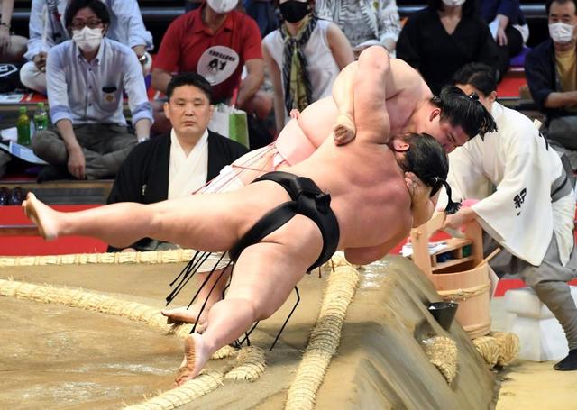 シゲです。宇良 宇良、悔しい反則負け 反り技から出し投げも、まげに手が掛かる