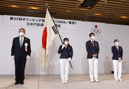 　結団式に臨む（左から）ＪＯＣの山下泰裕会長、須崎優衣旗手、山県亮太主将、石川佳純副主将（代表撮影）