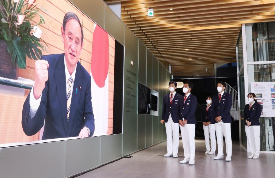 　壮行会で、菅首相からの応援メッセージの映像を見る（左から）日本代表選手団の尾県貢総監督、福井烈団長、須崎優衣旗手、山県亮太主将、石川佳純副主将（代表撮影）