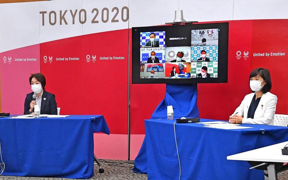 　東京五輪の関係自治体等連絡協議会に臨む東京五輪・パラリンピック組織委員会の橋本聖子会長（左）と丸川珠代五輪担当相（右）。中央はリモートで参加する自治体の首長ら（代表撮影）