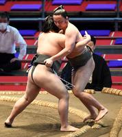 大典翔（左）に寄り切られ、９９連敗となった勝南桜＝ドルフィンズアリーナ（撮影・佐藤厚）