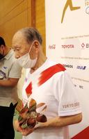 聖火の点火セレモニーに参加した小野喬さん＝町田市内