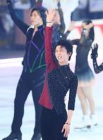 ドリーム・オン・アイスを終えて声援に応える羽生結弦（撮影・堀内翔）