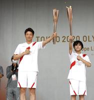 　東京での聖火リレーの第１走者を務める松岡修造（左）（代表撮影）