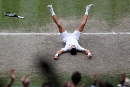 　テニスのウィンブルドン選手権最終日、マテオ・ベレッティーニを破り、優勝を決めて大の字になるノバク・ジョコビッチ＝１１日、ロンドン郊外（ＡＰ＝共同）