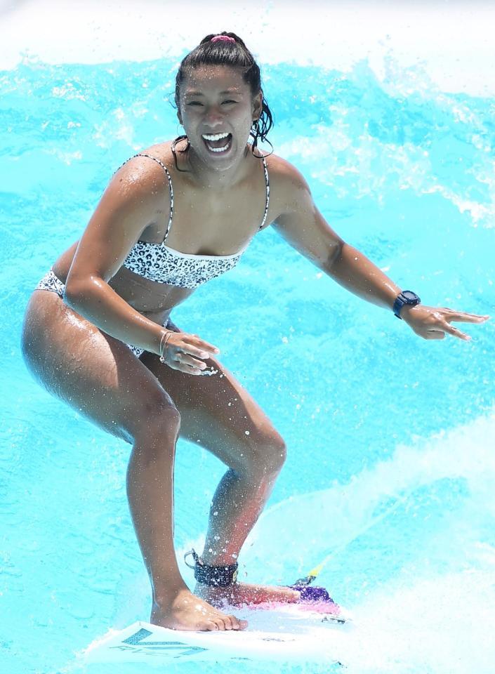 波の感触を確かめながら笑顔を見せる前田マヒナ（撮影・堀内翔）