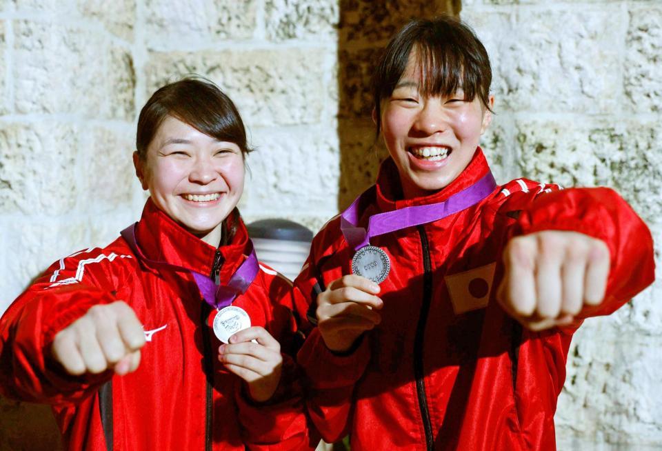 　東京五輪アジア・オセアニア予選でともに準優勝し、五輪切符を手にした並木月海（左）との入江聖奈＝２０２０年３月１１日、アンマン（共同）