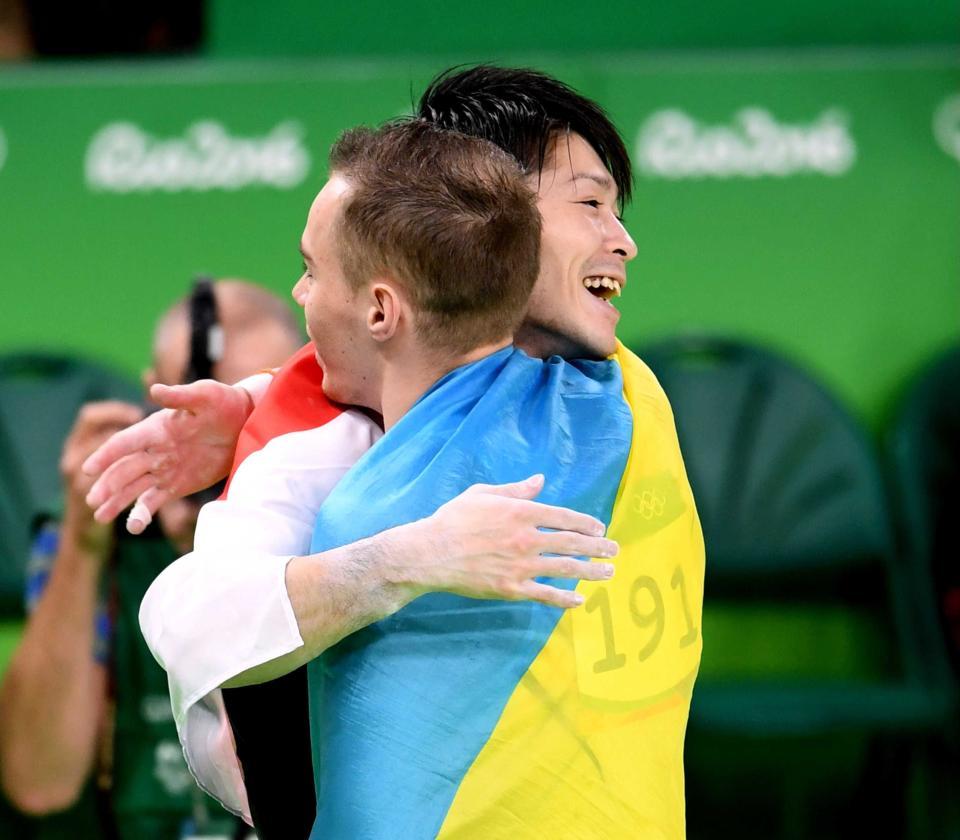 ２０１６年リオ五輪で健闘を称えあうベルニャエフ（手前）と内村