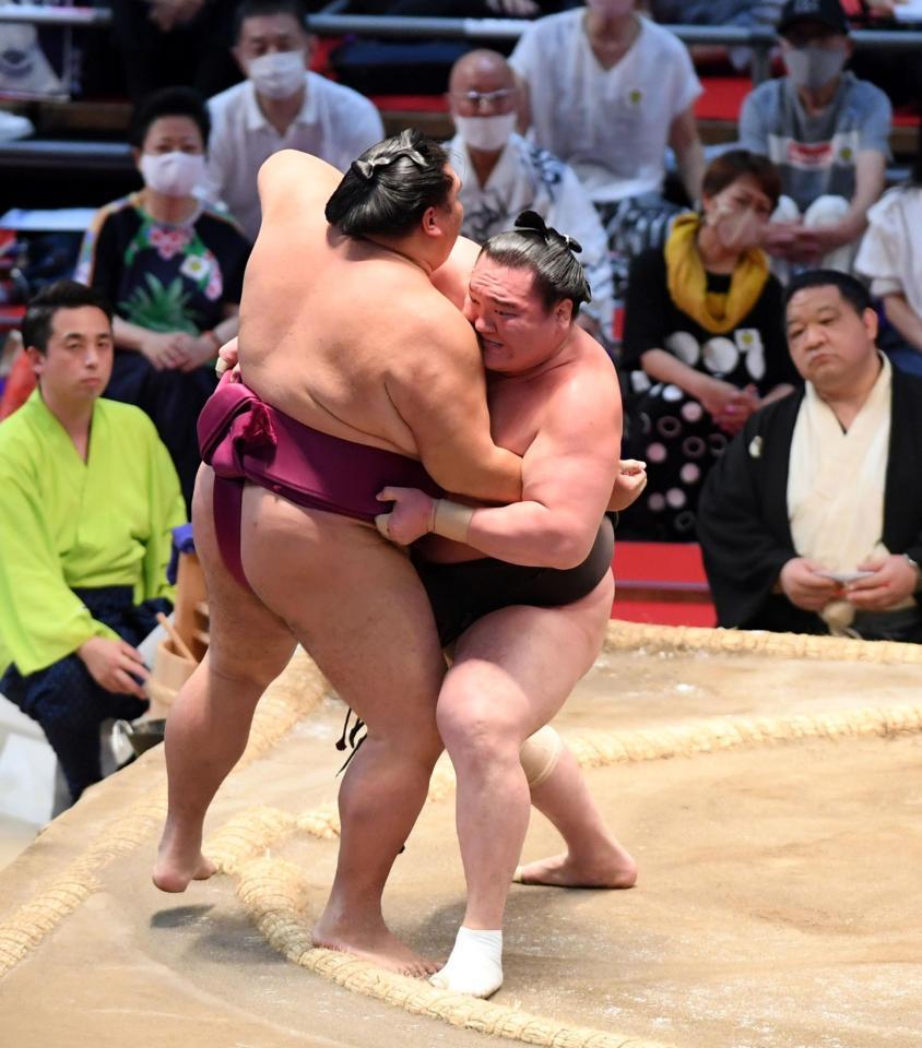 白鵬（右）は御嶽海を寄り切りで下す＝ドルフィンズアリーナ（撮影・山口登）