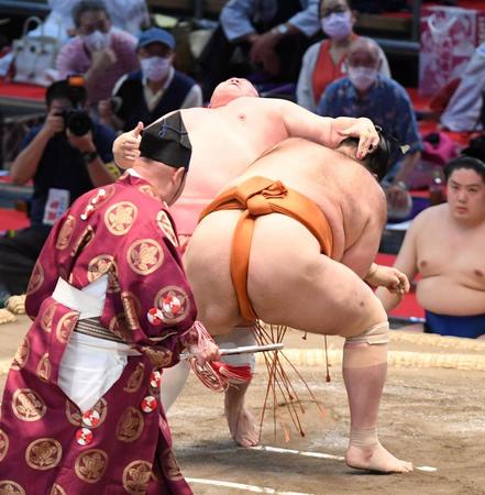 宇良（左）は魁聖のまげをつかみ反則負け（撮影・山口登）